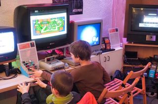 Kinder spielen am SNES