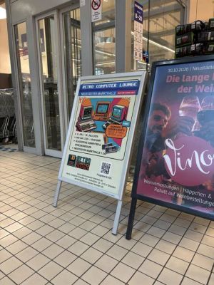 Zwei Werbetafeln vor der Neustädter Markthalle: Retro Computer Lounge und Weinverkostung.